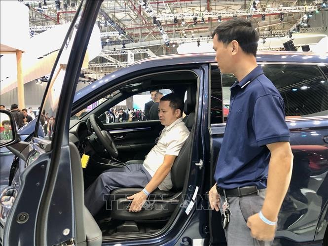 Doanh số ô tô giảm, xu hướng dịch chuyển sang xe thân thiện môi trường