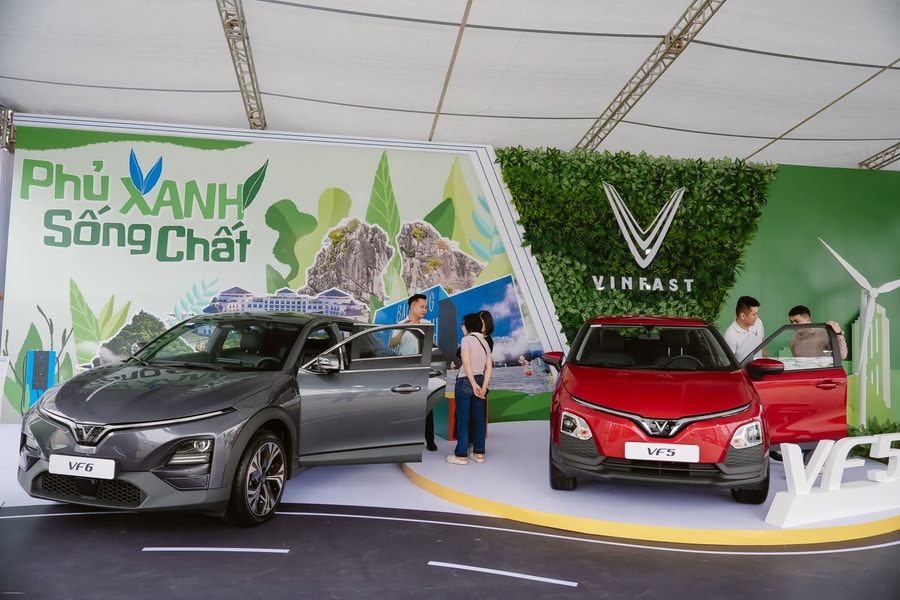 Chọn VF 5 màu đỏ để chở khách cho may mắn, chủ xe không ngờ được chở thêm… một chiếc xe nữa