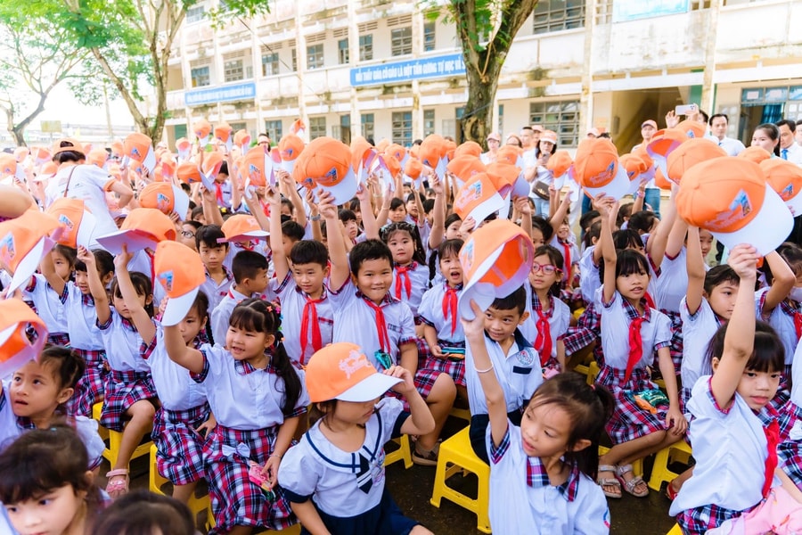 Caravan Lan tỏa yêu thương lần 7: Doanh nhân chung tay vì tri thức trẻ em vùng sâu, vùng xa