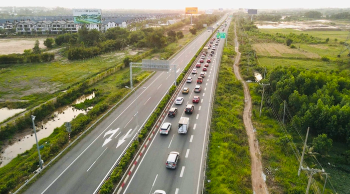 Mở rộng lệnh cấm xe tải, xe khách vào làn tốc độ cao trên 8 cao tốc