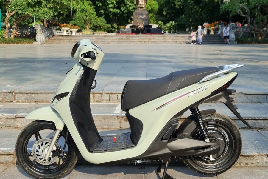 Họa sĩ 40 tuổi “phải lòng” VinFast Feliz 2025