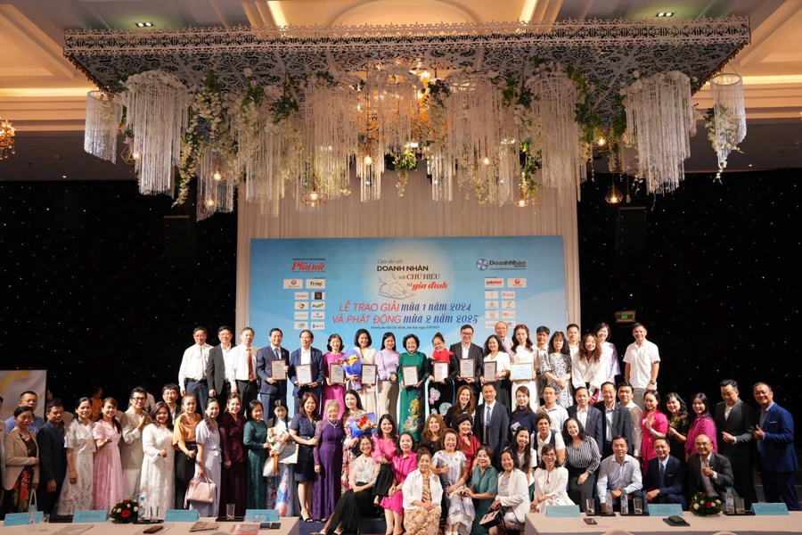 Hội Doanh nhân Sài Gòn khen thưởng nhân dịp 20 năm thành lập Hội