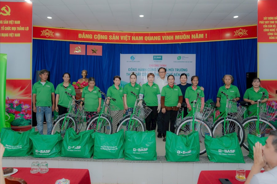 Hội Liên hiệp Phụ nữ xã Bình Khánh hỗ trợ hơn 200 người lao động làm nghề ve chai và thu gom phế liệu