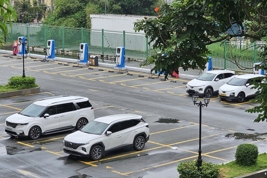 TP.HCM cho Vingroup lắp trạm sạc ô tô điện tại điểm thu phí đỗ xe dưới lòng đường