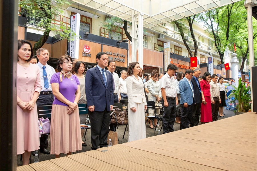 Tuần lễ Doanh nhân và Sách 2025: Dành một phút tưởng nhớ Thầy Hà Vĩnh Thọ và Doanh nhân Hoàng Nam Tiến