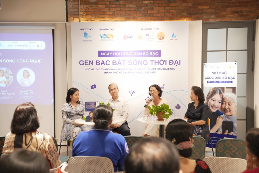 Ngày hội Công dân số bạc 2025: Người cao tuổi bắt sóng công nghệ
