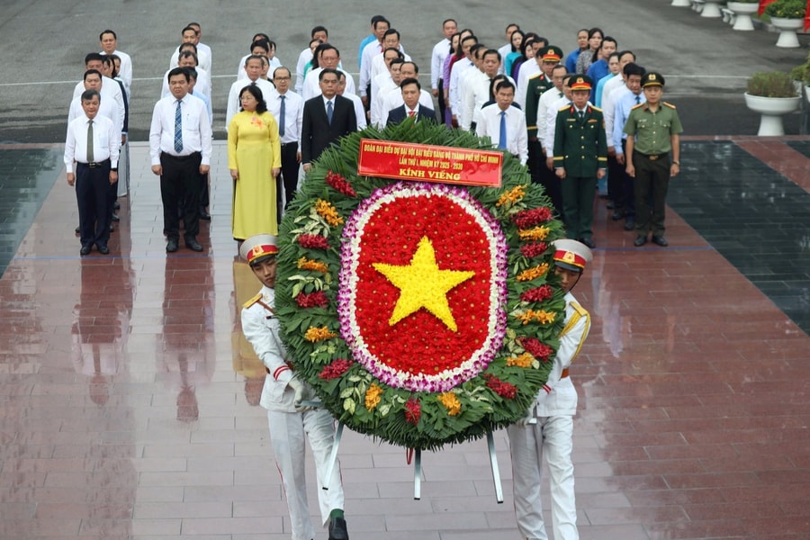 Lãnh đạo TP.HCM dâng hương tưởng niệm các Anh hùng liệt sĩ trước thềm Đại hội đại biểu Đảng bộ TP.HCM lần thứ I