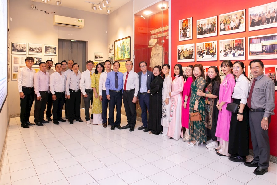 Tạp chí Doanh Nhân Sài Gòn và doanh nhân TP.HCM dâng hoa Bác Hồ tại Di tích số 5 Châu Văn Liêm