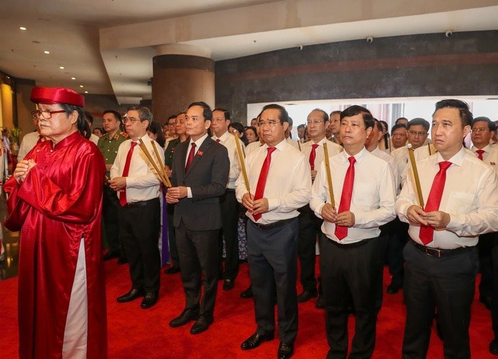 Đoàn đại biểu Đại hội Đảng bộ TP.HCM dâng hương tưởng niệm các Vua Hùng