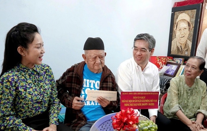 TP.HCM tri ân các văn nghệ sĩ tiêu biểu nhân kỷ niệm 50 năm văn học nghệ thuật thành phố