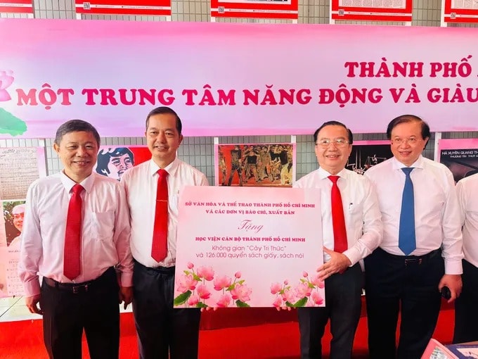 Trao tặng Không gian “Cây tri thức” và 126.000 quyển sách cho Học viện Cán bộ TP.HCM