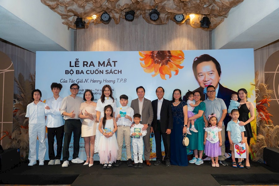 Ra mắt 3 cuốn sách viết về hạnh phúc và tình thân của N.Henry Hoang T.P.B