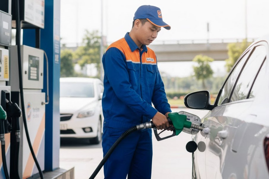 Thị trường xăng dầu trong nước hạ nhiệt theo giá thế giới