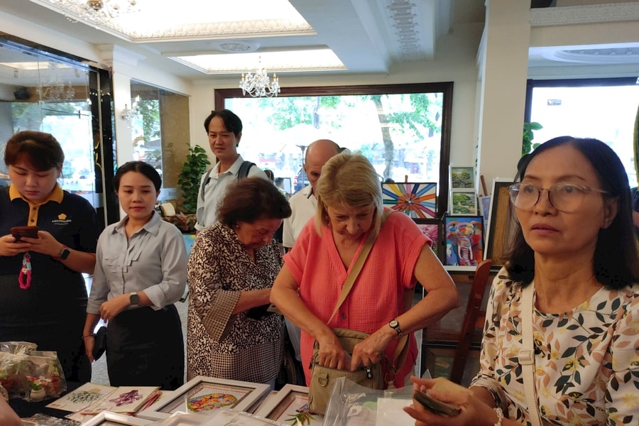 Khách sạn Kim Đô tổ chức triển lãm từ thiện vì người khuyết tật và trẻ mồ côi