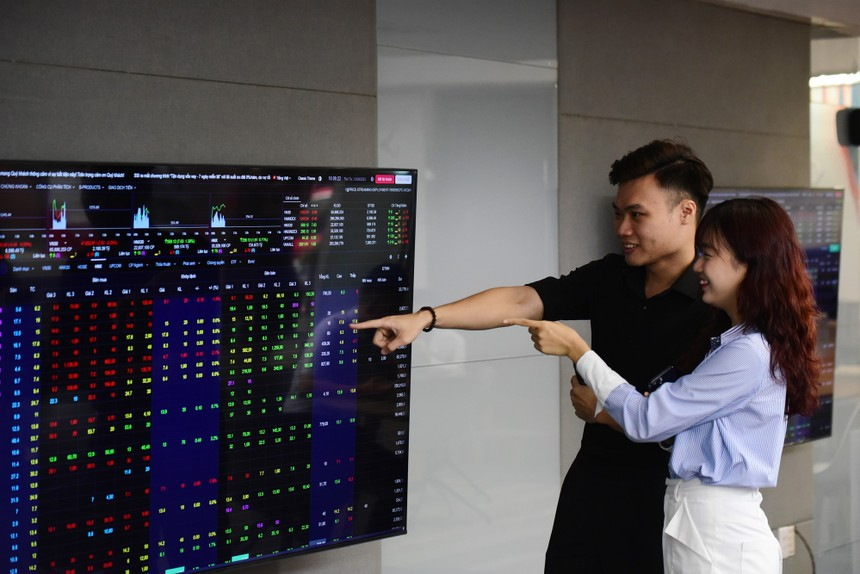 Thị trường chứng khoán phục hồi mạnh cuối phiên 28/10