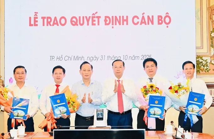 TP.HCM trao quyết định bổ nhiệm lãnh đạo Trung tâm Phát triển quỹ đất và Tổng công ty Cấp nước Sài Gòn
