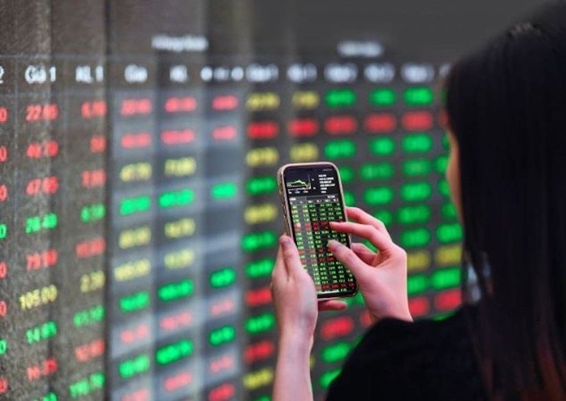 Thị trường giằng co, VN-Index lùi về sát mốc 1.610 điểm