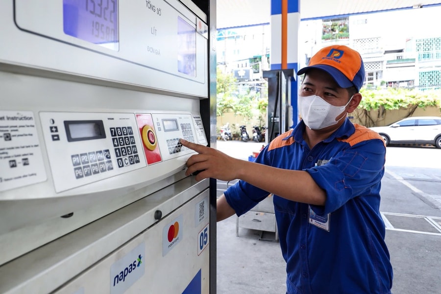 Thị trường xăng dầu trong nước hạ nhiệt, giá xăng giảm nhẹ trở lại