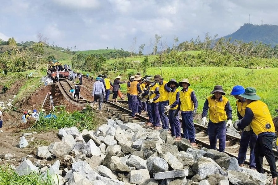 Ngành đường sắt khẩn trương khắc phục sự cố sạt lở, nỗ lực nối lại tuyến Bắc - Nam