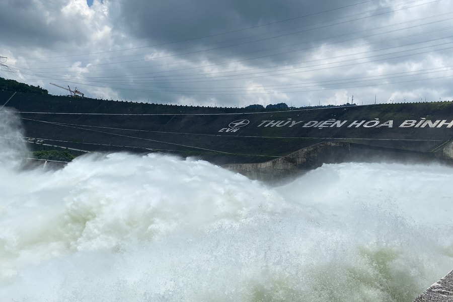 Thủy điện Hòa Bình mở cửa xả đáy ứng phó lưu lượng nước tăng từ thượng nguồn