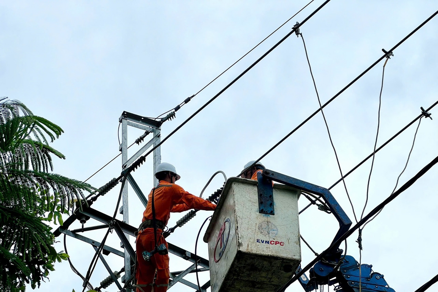 Ngành điện Gia Lai khẩn trương khôi phục cấp điện sau bão số 13