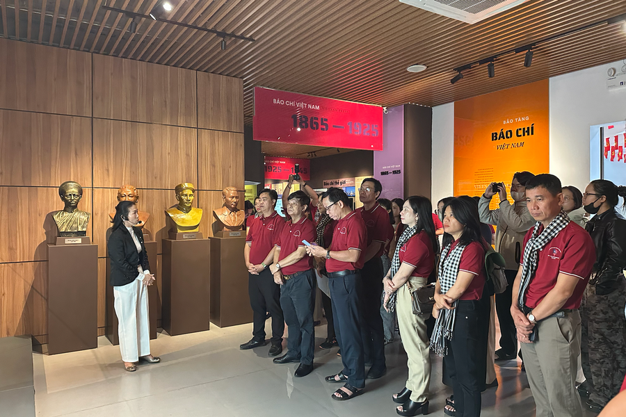 Đoàn cán bộ tuyên giáo - dân vận, báo chí - xuất bản TP.HCM viếng Lăng Bác, bắt đầu hành trình "Hướng về cội nguồn Cách mạng"