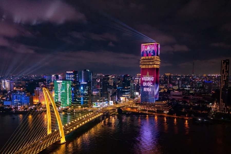 Tòa tháp Saigon Marina IFC thắp sáng tuần lễ hữu nghị Việt - Anh