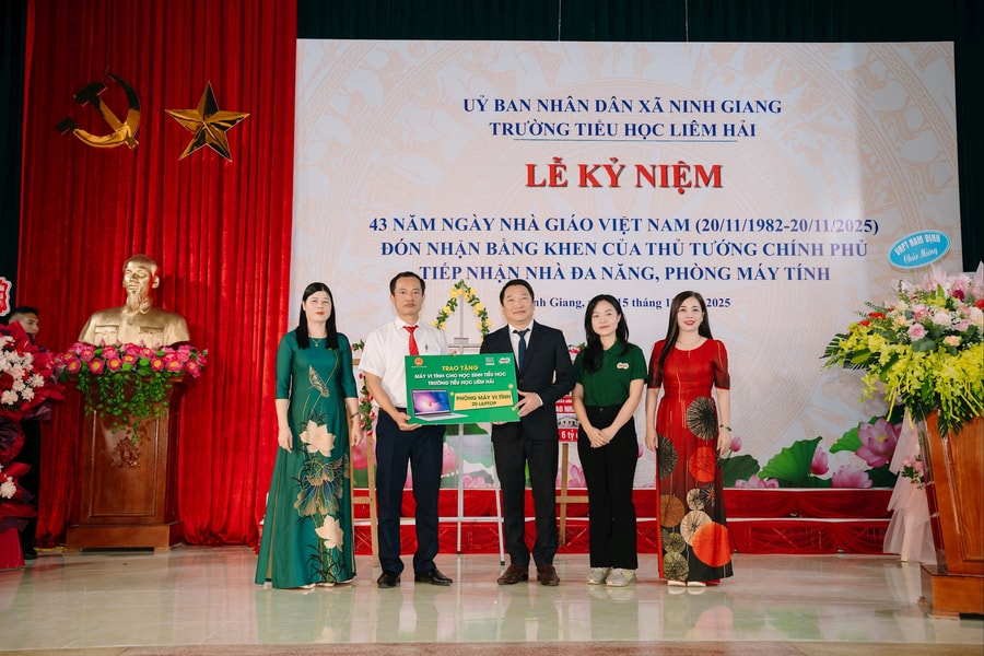 Nestlé trao tặng phòng máy tính giúp học sinh tiếp cận công nghệ