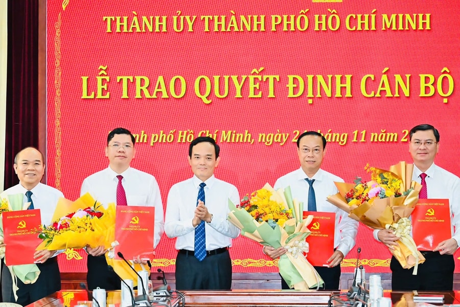 Trao quyết định cho 4 phó chủ tịch HĐND và UBND TP.HCM