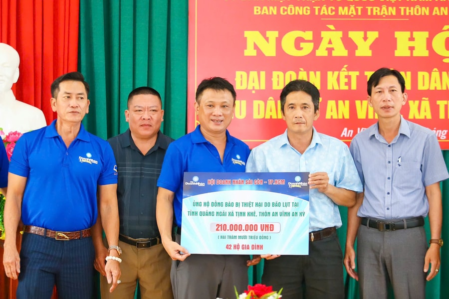 Ban tổ chức Giải Bóng đá Hội Doanh nhân Sài Gòn - Cúp Mebifarm hỗ trợ người dân Quảng Ngãi sau bão số 13