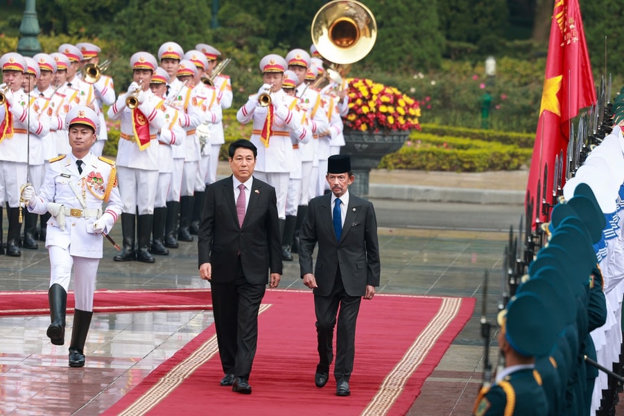 Chủ tịch nước Lương Cường chủ trì lễ đón và hội đàm với Quốc vương Brunei Darussalam