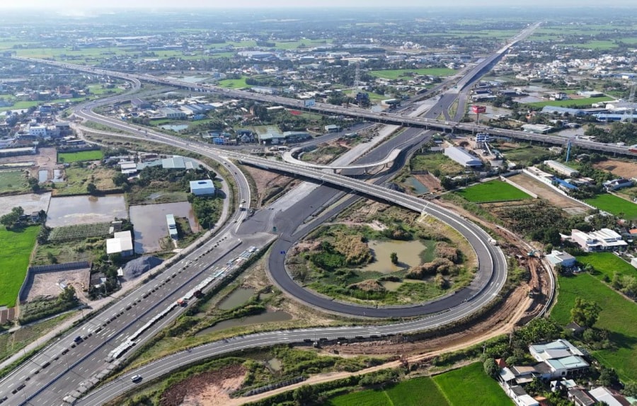 Sắp thông xe nút giao ba cao tốc tại cửa ngõ phía Tây TP.HCM