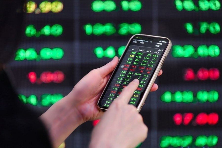 Áp lực bán gia tăng, mặt bằng cổ phiếu đồng loạt giảm sâu