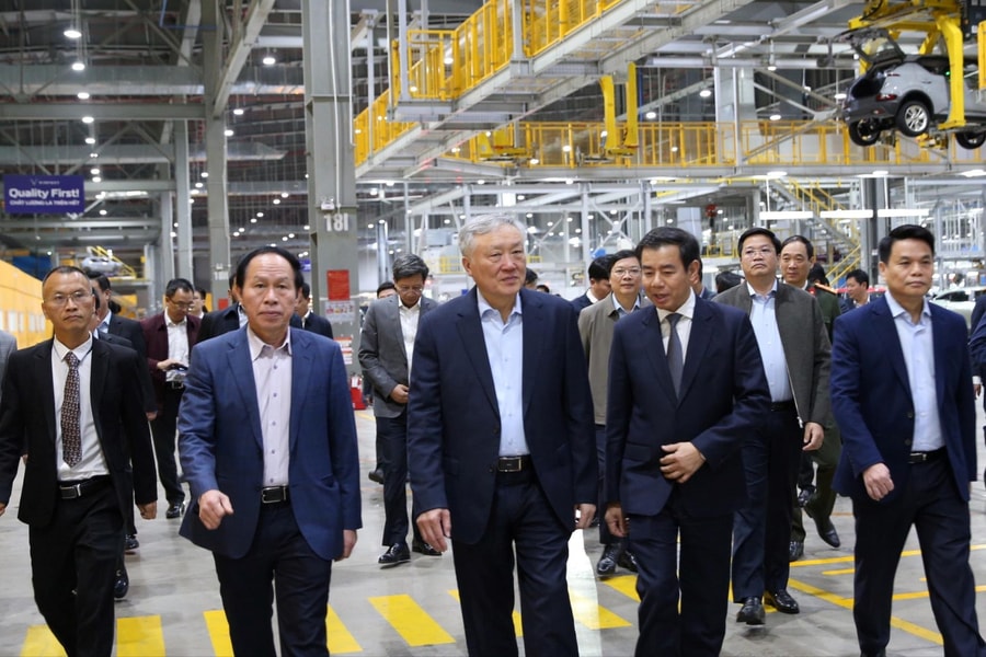 Phó Thủ tướng Thường trực Nguyễn Hòa Bình thăm và làm việc tại Công ty VinFast Hải Phòng