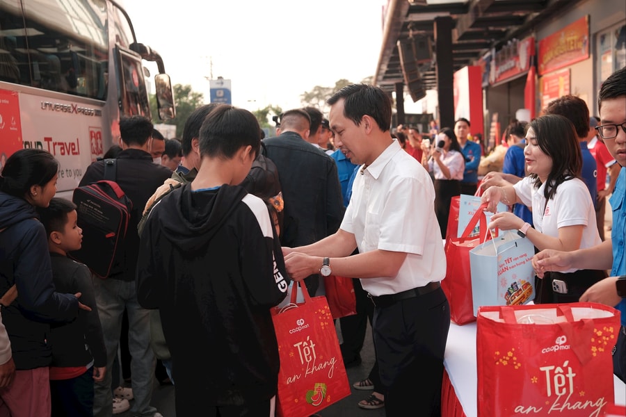 Saigon Co.op tặng 900 vé đưa người lao động về quê đón Tết