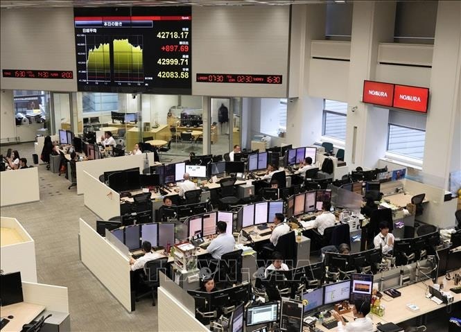 Nhà đầu tư châu Á thận trọng trước triển vọng lãi suất của Fed