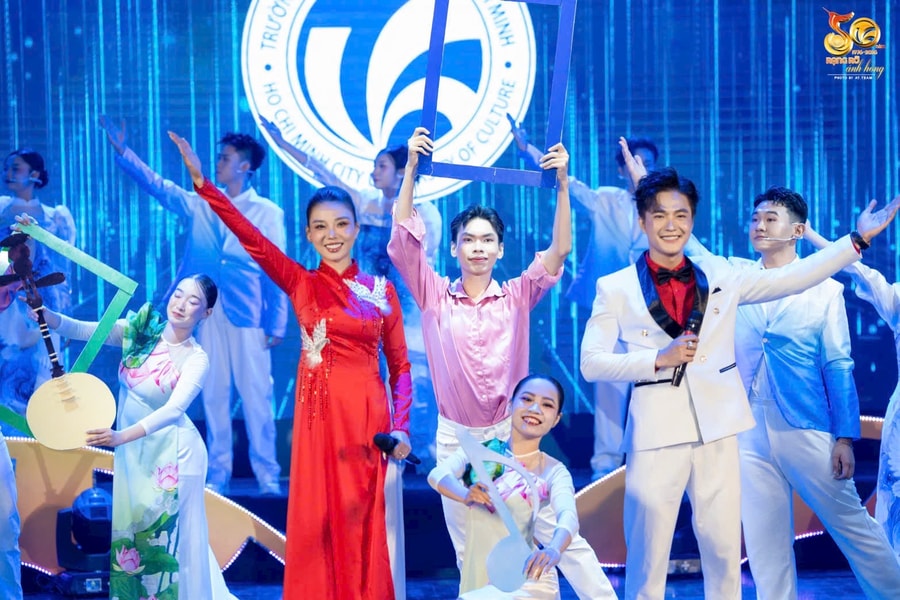 Sinh viên văn hóa thực hiện sự kiện "50 năm - Rạng rỡ ánh hồng" kỷ niệm 50 năm thành lập Trường Đại học Văn hóa TP.HCM