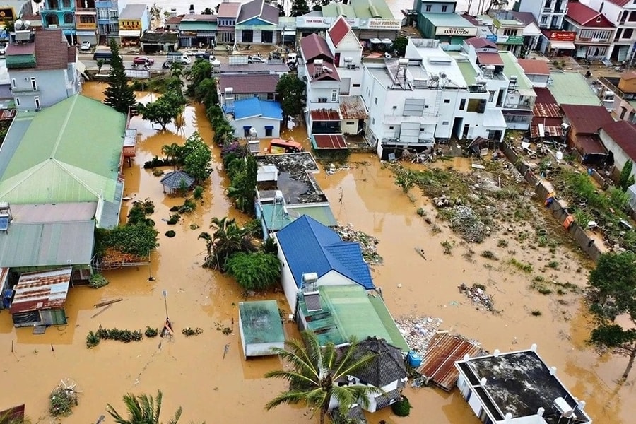 Tập trung khắc phục hạ tầng, sớm ổn định đời sống người dân miền Trung sau bão lũ