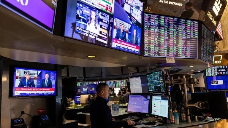 Phố Wall khởi sắc nhờ cổ phiếu AI, Dow Jones tiến sát vùng đỉnh lịch sử