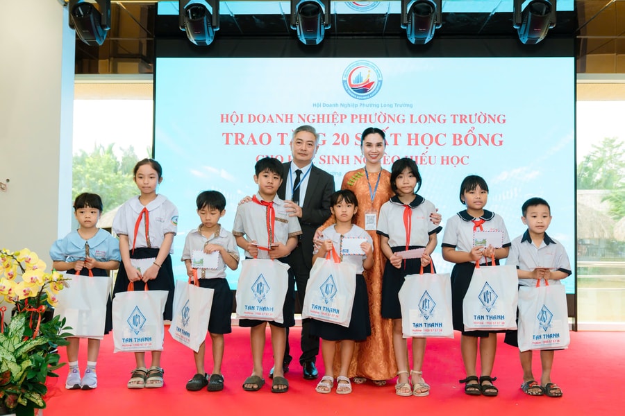 Hội Doanh nghiệp phường Long Trường: Trao 220 triệu đồng chăm lo Tết cho người nghèo và 20 suất học bổng cho học sinh nghèo