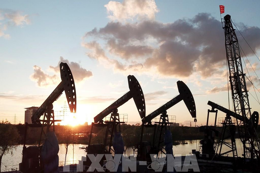 Thị trường dầu mỏ giằng co trước các yếu tố địa chính trị và dư cung