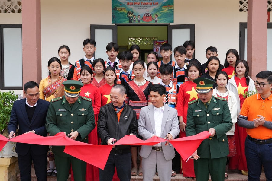 FPT Shop cùng bộ đội biên phòng mang công nghệ đến học sinh Mường Lạn