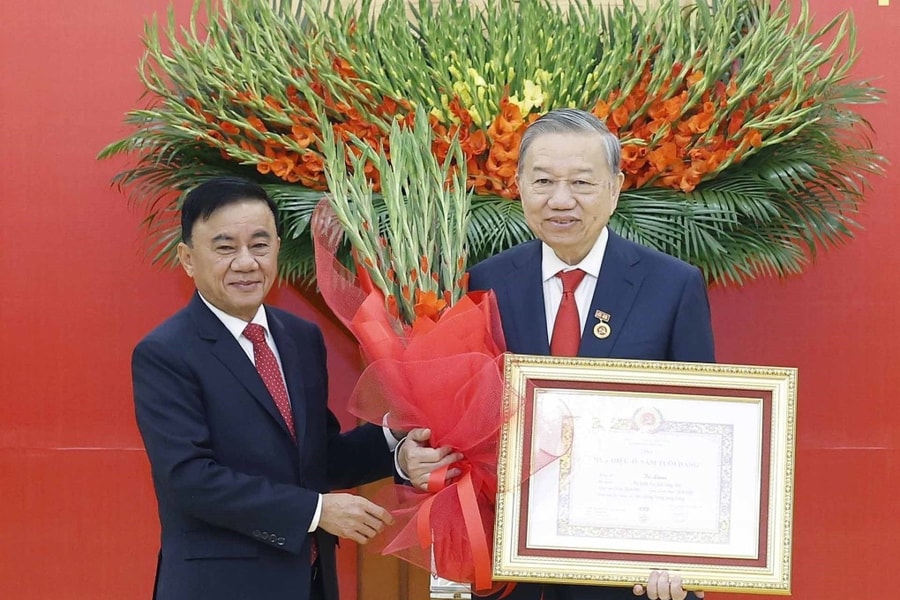 Tổng Bí thư Tô Lâm nhận Huy hiệu 45 năm tuổi Đảng