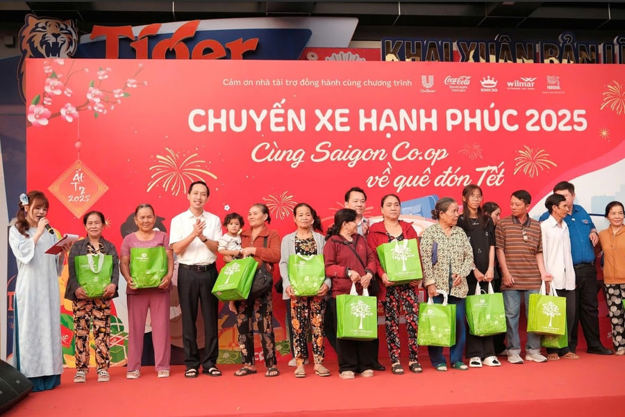 Mondelez Kinh Đô hỗ trợ hơn 900 phần quà Tết và suất ăn trên các chuyến xe