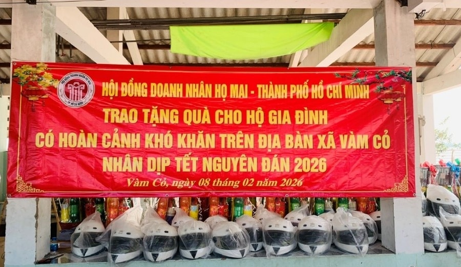 Doanh nhân họ Mai TP.HCM trao quà Tết, lan tỏa nghĩa tình tại xã Vàm Cỏ