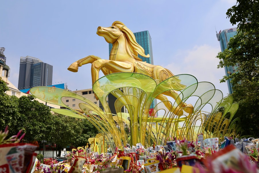 Linh vật ngựa tại Đường hoa Nguyễn Huệ lộ diện trước ngày khai mạc