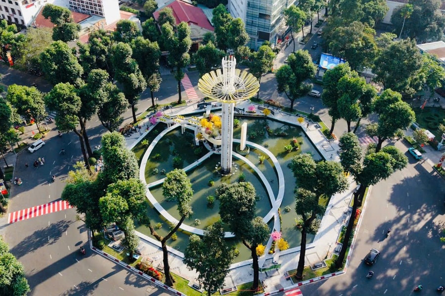 Loạt công trình biểu tượng của TP.HCM “thay áo” trước thềm Xuân Bính Ngọ