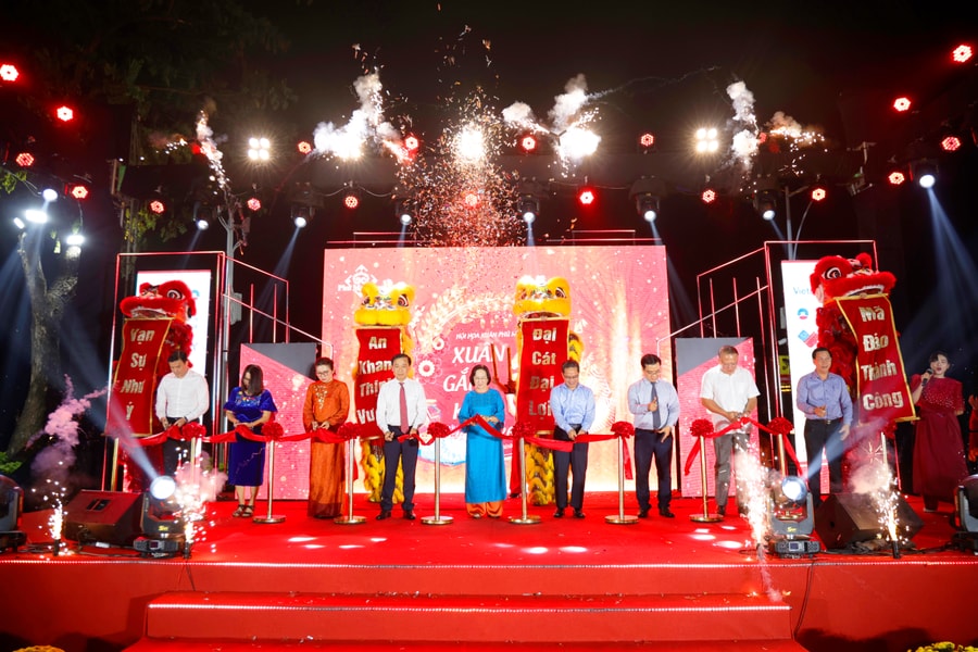 Khai mạc Hội hoa Xuân Phú Mỹ Hưng Tết Bính Ngọ