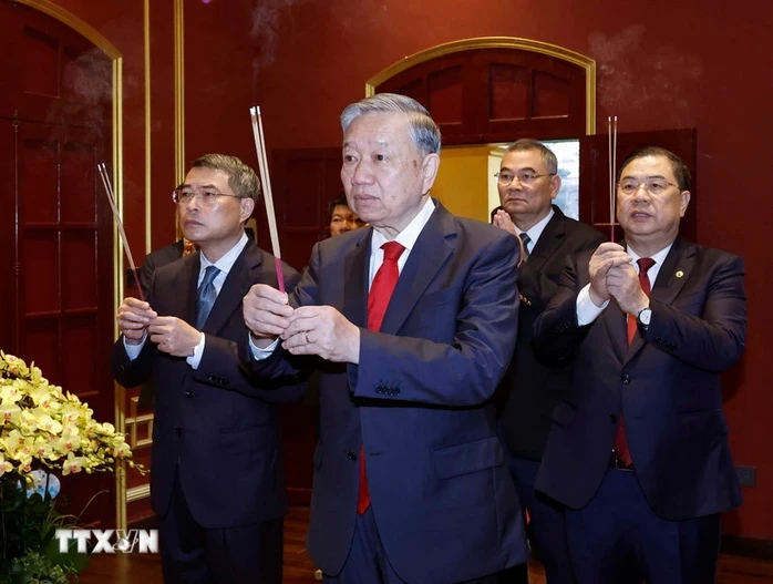 Tổng Bí thư Tô Lâm dâng hương tại Khu Di tích Hoàng thành Thăng Long và Di tích nhà 67