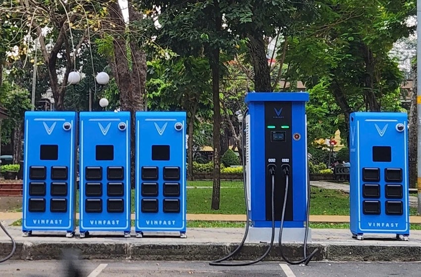 TP.HCM công bố thêm 50 vị trí lắp đặt tủ đổi pin xe máy điện trên vỉa hè